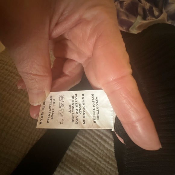 Black Ribbed vneck Crop Top - Picture 3 of 3